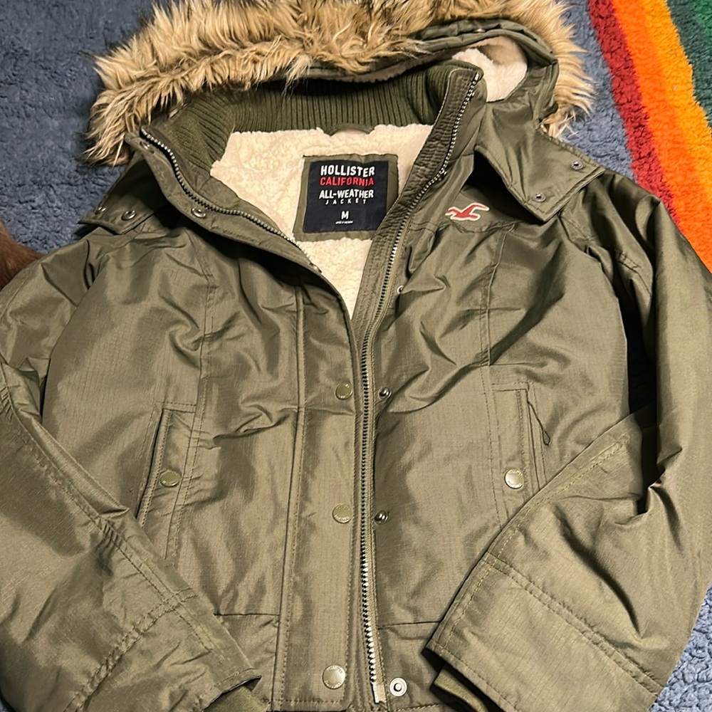Hollister all weather army green jacket detachable fur. Women medium